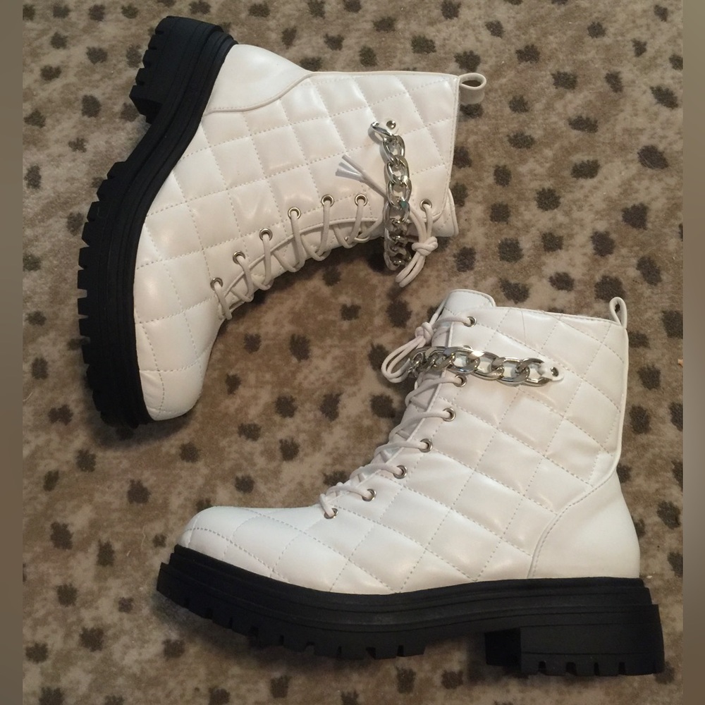 NIB CC CHASE & CHLOE 6.5 7 Chain Trim Quilted Combat Boots LaceUp Lug Sole White - Picture 5 of 14
